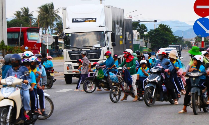 Trường học nằm sát quốc lộ, hiểm họa tai nạn giao thông tại Ninh Thuận