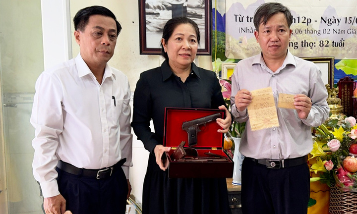 Tiếp nhận khẩu súng kỷ vật của nữ chiến sĩ biệt động Sài Gòn