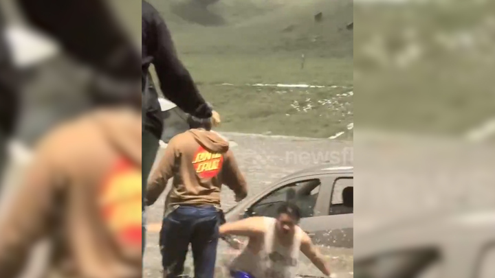 Nước lũ nhấn chìm ô tô trên đại lộ, tài xế kịp thoát ra ngoài 