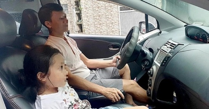 Lý do trẻ em không nên ngồi ghế trước trên ô tô