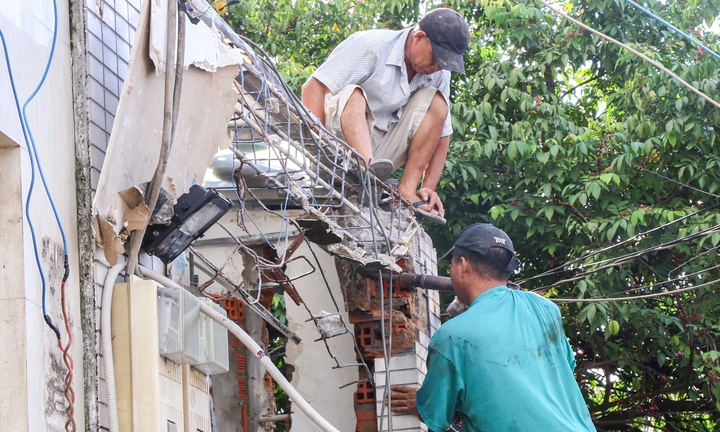 Người dân TP.HCM dỡ nhà, giao mặt bằng để làm đường thoát ùn tắc