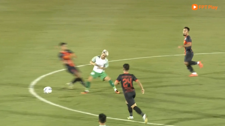 Cận cảnh cú đạp rợn người khiến tuyển thủ U23 Việt Nam nằm sân