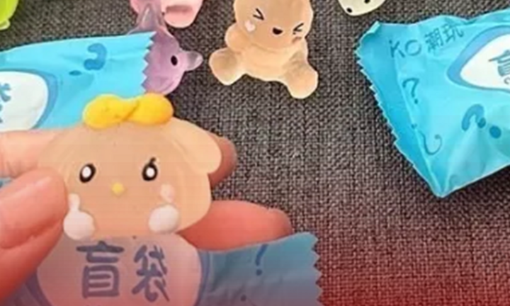 Vì sao giới trẻ cuồng trào lưu túi mù?