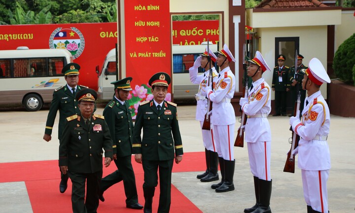Bộ trưởng Quốc phòng Việt Nam - Lào thăm Đồn Biên phòng cửa khẩu Lóng Sập
