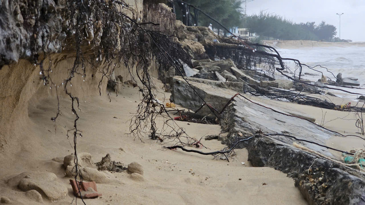 Mưa to, sóng lớn 'ngoạm' tan nát bờ biển đẹp ở Thừa Thiên - Huế