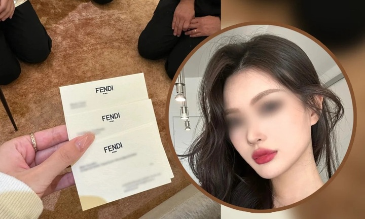 Thô lỗ với nữ khách hàng, 4 nhân viên bán đồ hiệu quỳ xuống xin lỗi