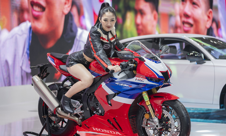 Hút mắt dàn mỹ nhân bên xe tại Vietnam Motor Show 2024