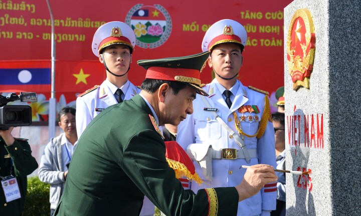 Bộ trưởng Quốc phòng Việt Nam - Lào cùng tô son cột mốc biên giới