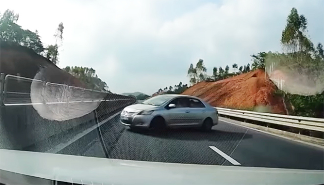 Phạt 17 triệu đồng tài xế ô tô đi ngược chiều trên cao tốc Tuyên Quang - Phú Thọ