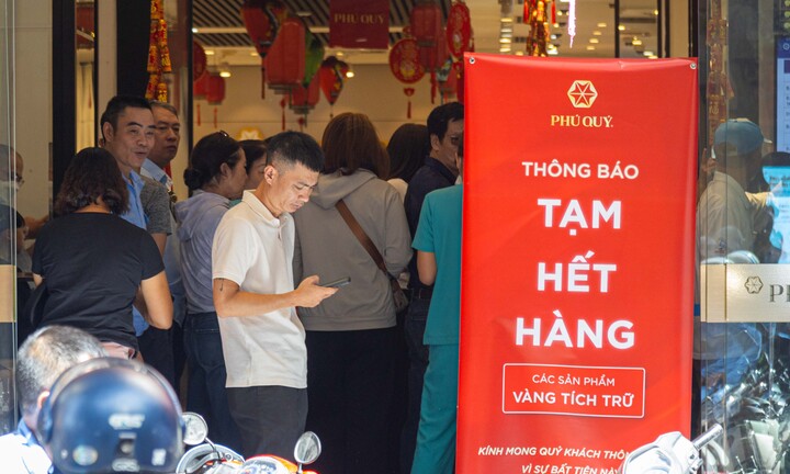 Cửa hàng phát số, người dân xếp hàng chờ mua vàng
