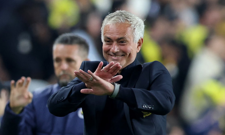 Nhận thẻ đỏ, Mourinho mỉa mai trọng tài 'giỏi nhất thế giới'