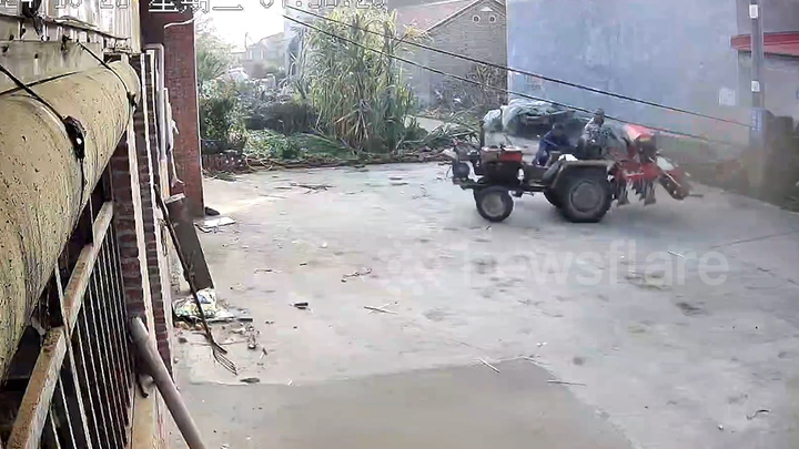 Hai người đàn ông bất lực chứng kiến máy kéo tự 'nhảy múa' trong sân