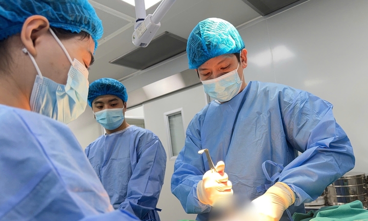 Người đàn ông mắc bệnh nữ hóa tuyến vú 