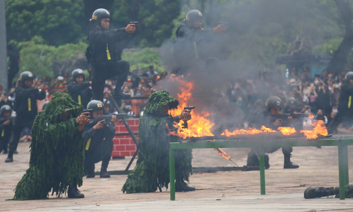 Cận cảnh lực lượng của Bộ Công an trổ tài võ thuật, bắn súng điêu luyện ở Huế
