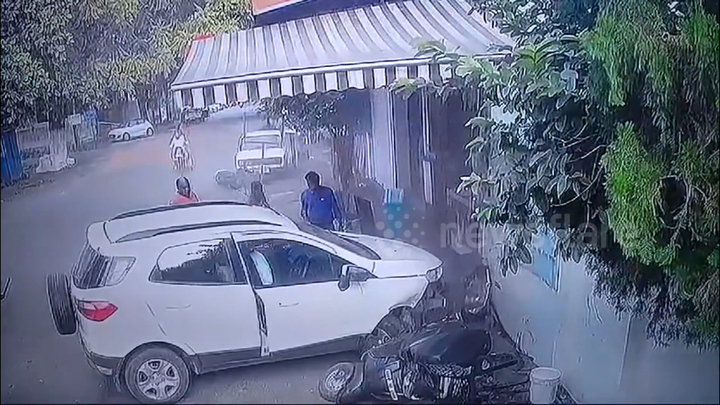 Ô tô lao như bay vào quán ăn, thực khách thoát chết trong gang tấc