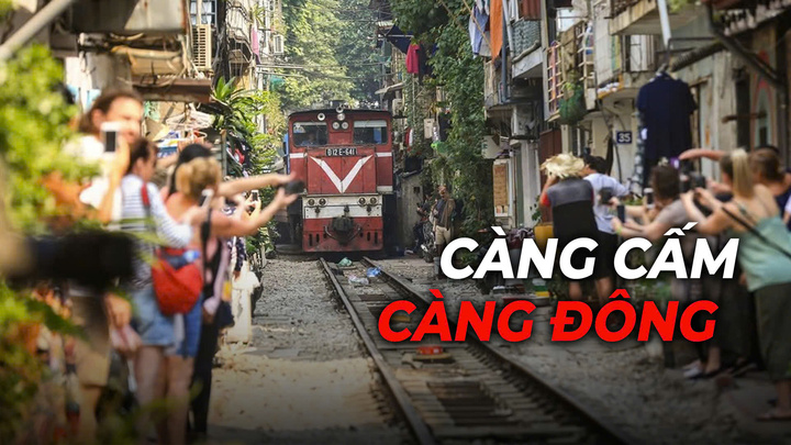 Phố cà phê đường tàu ở Hà Nội càng cấm càng đông: Chính quyền lên tiếng
