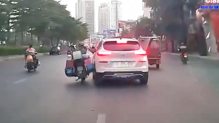 Phẫn nộ tài xế ô tô va vào xe máy gây tai nạn rồi tăng ga bỏ chạy ở Hà Nội