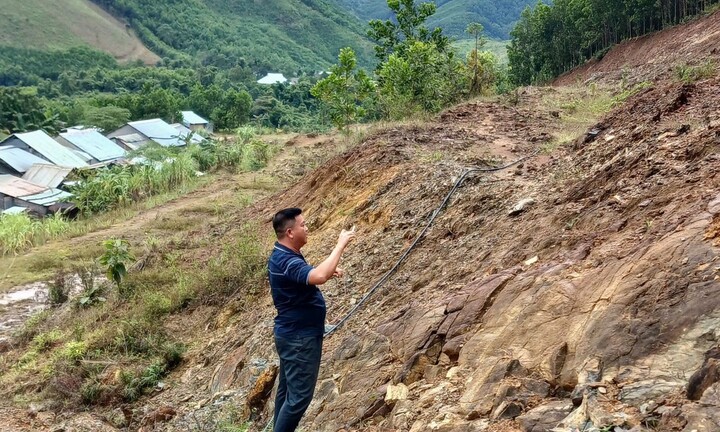 Quả đồi nứt toác, di dời khẩn cấp hàng trăm người dân ở Quảng Nam