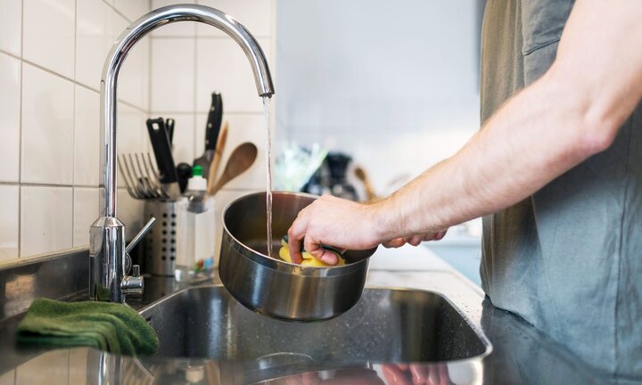 Nấu xong có nên tráng rửa xoong nồi ngay?