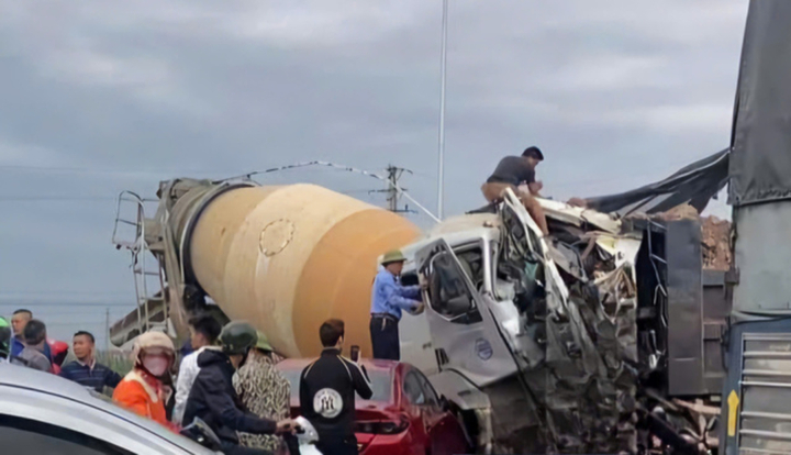 Tai nạn liên hoàn ở Bắc Ninh, 2 tài xế mắc kẹt trong cabin