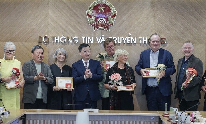 Bộ TT&TT gặp mặt tri ân các cựu giảng viên báo chí Thụy Điển