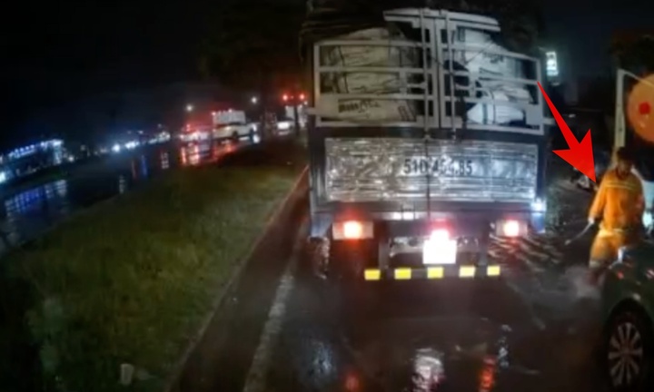 Tài xế xe chở rác đập phá taxi: Công an TP.HCM thông tin