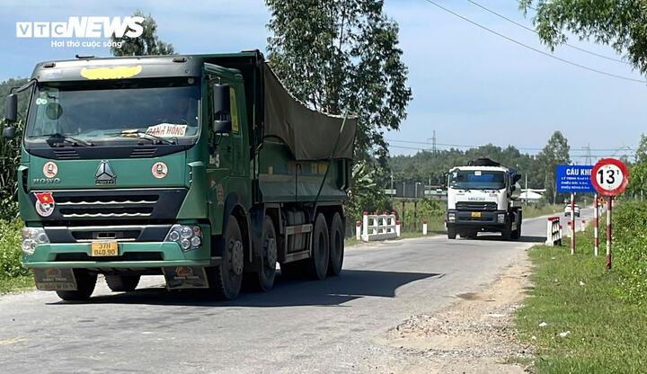  Oằn mình 'cõng' xe tải gần 40 tấn đi qua, cầu Khe Gỗ nguy cơ bị sập