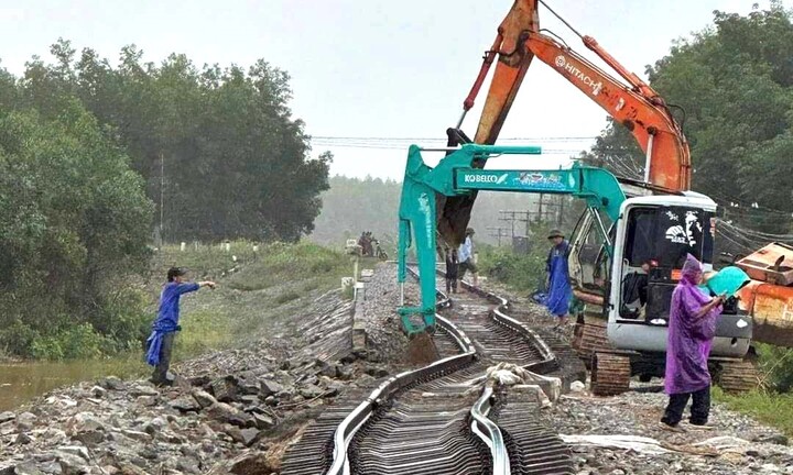 Thông tàu đoạn đường sắt Bắc Nam bị hư hỏng do bão số 6