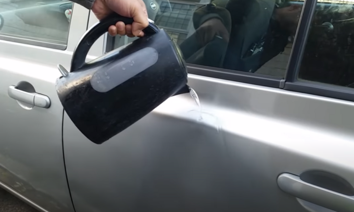 Mẹo chữa móp ô tô bằng nước sôi