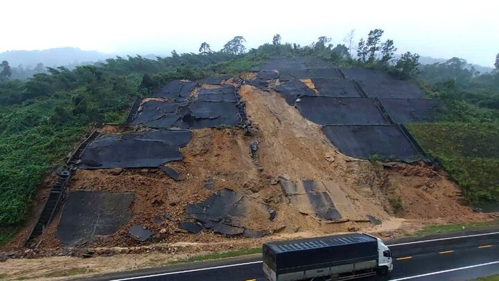 Thót tim chạy dưới những quả đồi nứt toác trên cao tốc La Sơn - Hòa Liên