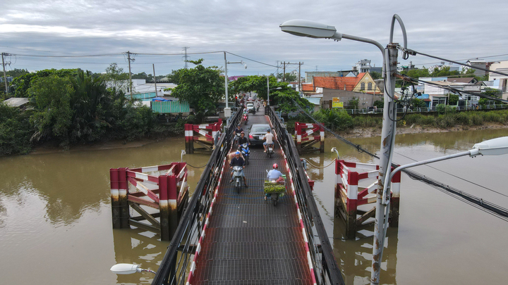 Cận cảnh 2 cây cầu sắt 50 tuổi xuống cấp ở TP.HCM