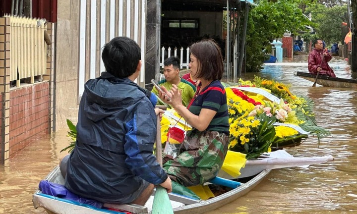 Quặn lòng cảnh chèo thuyền vượt lũ đưa người thân đi mai táng ở Quảng Bình