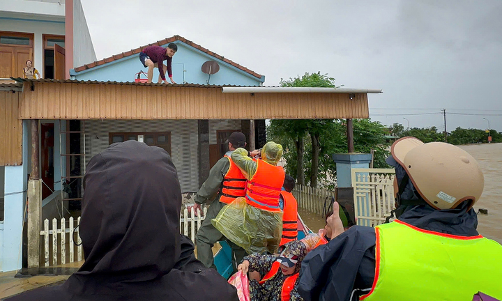 Tình người trong hoạn nạn nơi 'rốn lũ' Quảng Bình