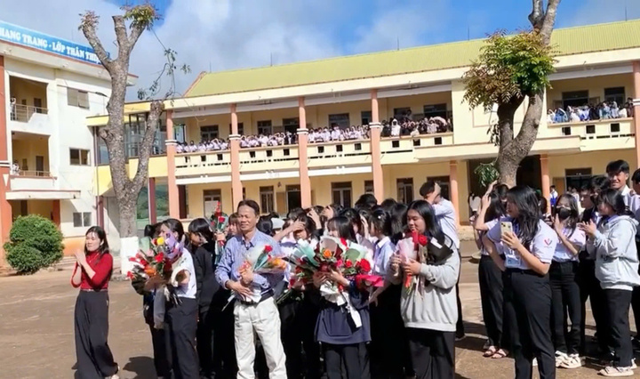 Xúc động khoảnh khắc 1.400 học sinh chia tay thầy hiệu trưởng nghỉ hưu
