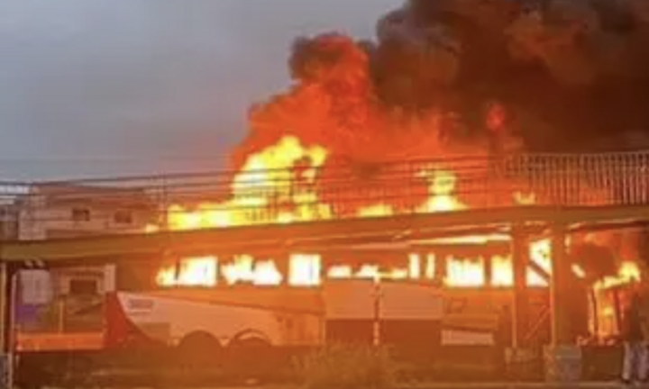 Hooligan Brazil cho nổ tung xe bus chở CĐV đối thủ, 1 người chết cháy