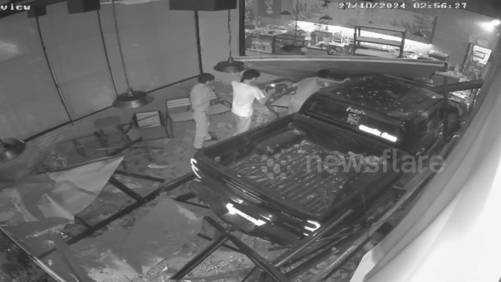 Tài xế ngủ gật, ô tô lao như bay vào quán cà phê 