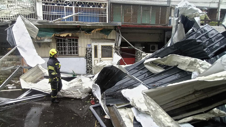 Cảnh tan hoang ở Đài Loan sau khi bão Kong-rey càn quét