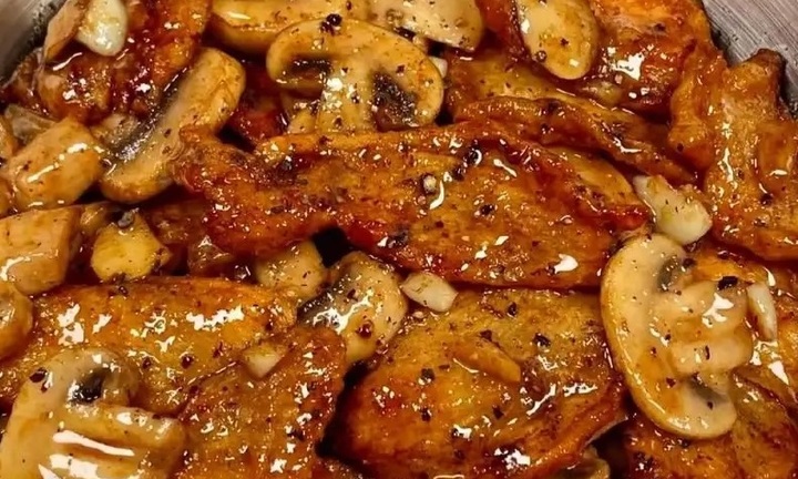 Ức gà xào nấm sốt tiêu đen ngon mà không sợ béo