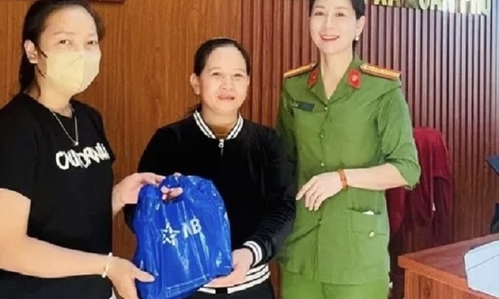 Bỗng dưng nhận được 300 triệu đồng, người phụ nữ tìm người trả lại