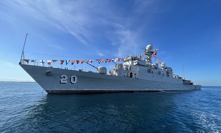Tàu 20 - chiến hạm đầu tiên của Vùng 3 Hải quân đi qua đường xích đạo
