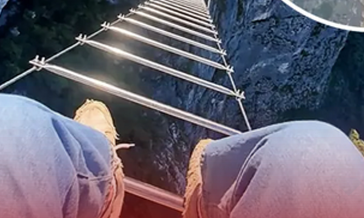 Thót tim hành trình leo thang dây lơ lửng ở độ cao 1.500m tại Trung Quốc