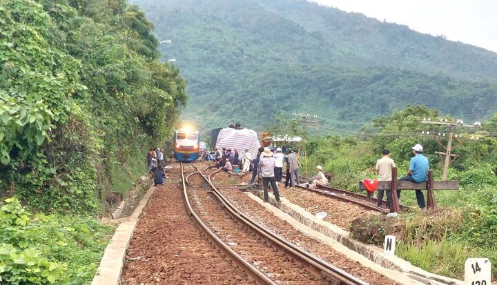 Khắc phục xong sự cố tàu trật bánh trên đèo Hải Vân, thông tuyến đường sắt