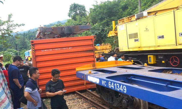 Hiện trường tàu trật bánh, lật 3 toa hàng trên đèo Hải Vân