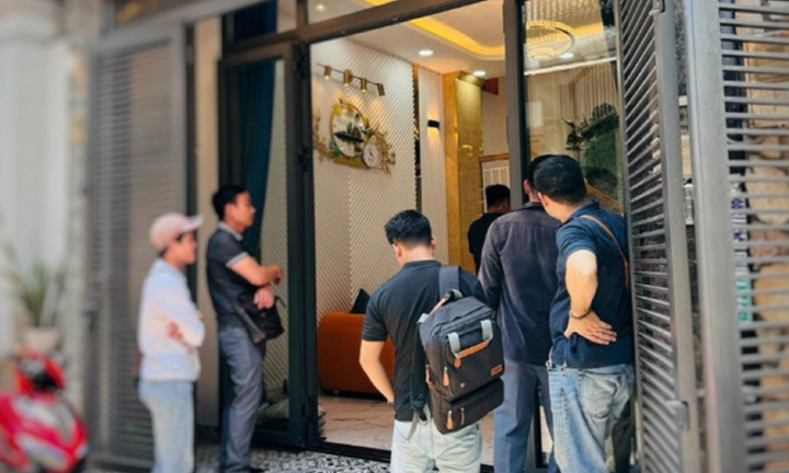 Sáng sớm, khách đến xuống tiền đặt cọc nhưng căn nhà được 'chốt' trước 10 phút 