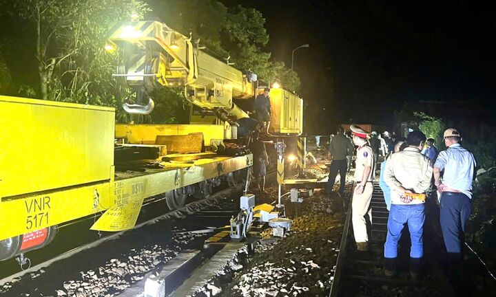 Tàu hỏa trật bánh trên đèo Hải Vân, 3 toa hàng bị lật