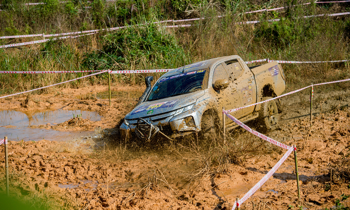 Dàn xe hầm hố dự thi vượt địa hình hiểm trở ở Hà Nội