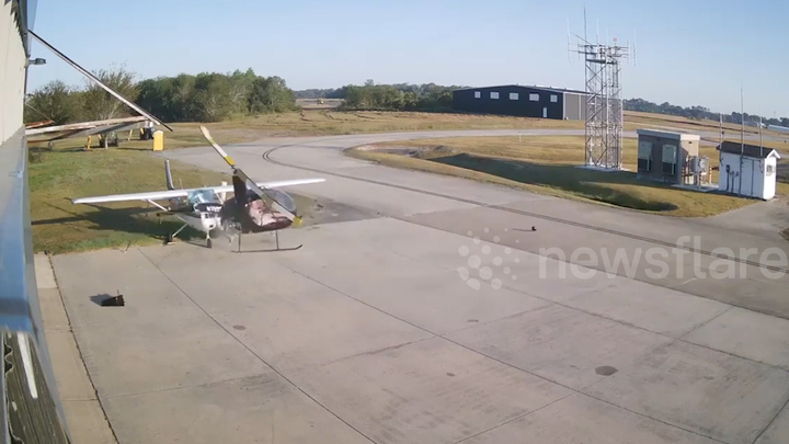 Trực thăng gãy cánh quạt, lao vào máy bay đang đỗ trên đường băng