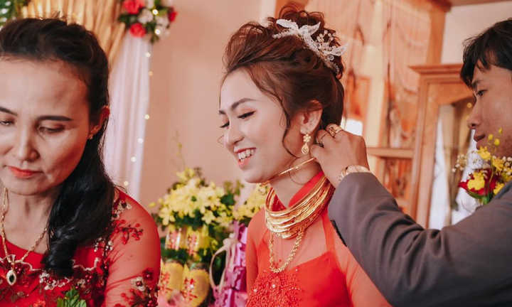 Không có vàng thì khỏi trao, đừng bắt cô dâu đeo vàng thuê 'làm màu' ở đám cưới