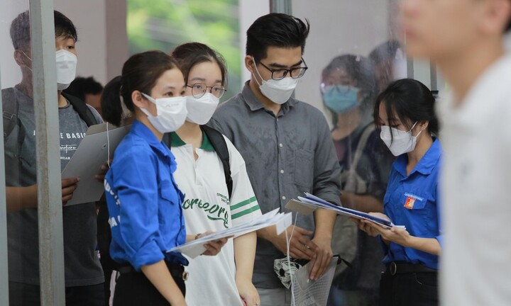 Ham lợi trước mắt, nhiều sinh viên bất chấp bỏ học chính để đi học hộ, thi hộ