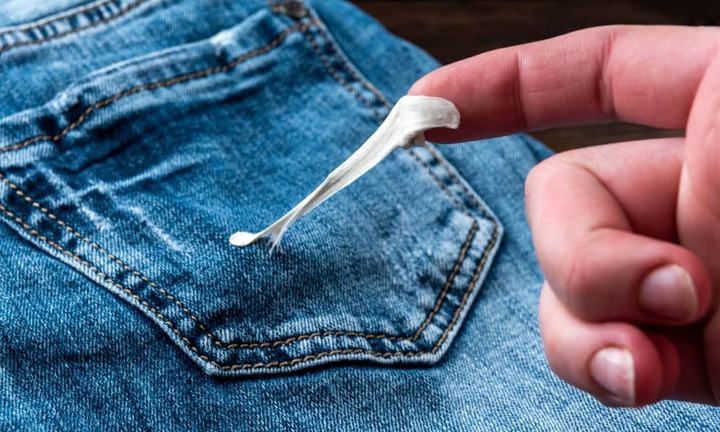 Bí kíp loại bỏ bã kẹo cao su dính trên quần áo